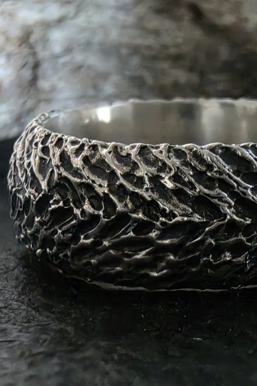 Anello a fascia unisex Kyma in argento 925 con finitura lucida e brunita