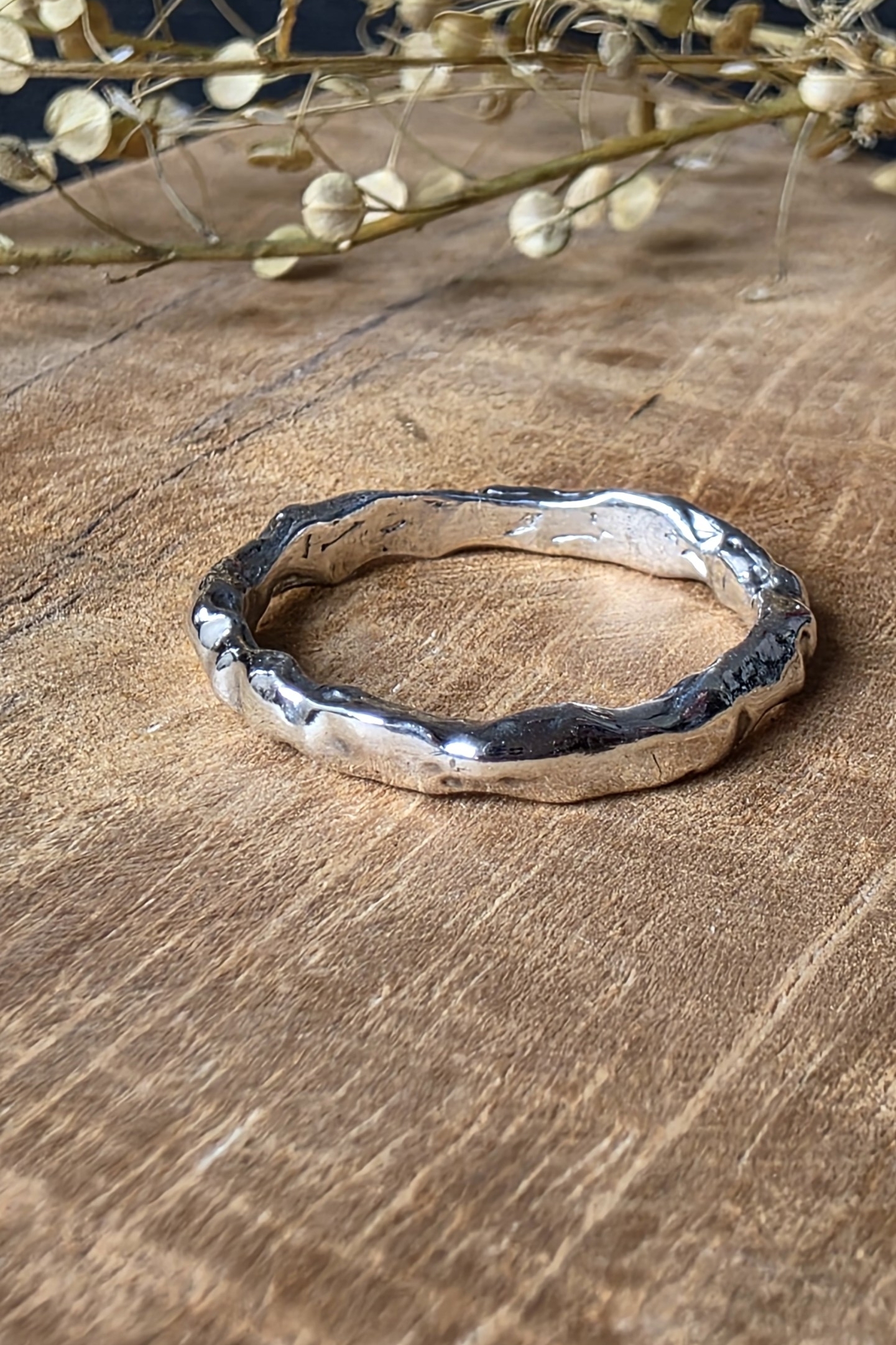 Anello artigianale Origine in argento 925 lucido con texture materica fluida e organica.