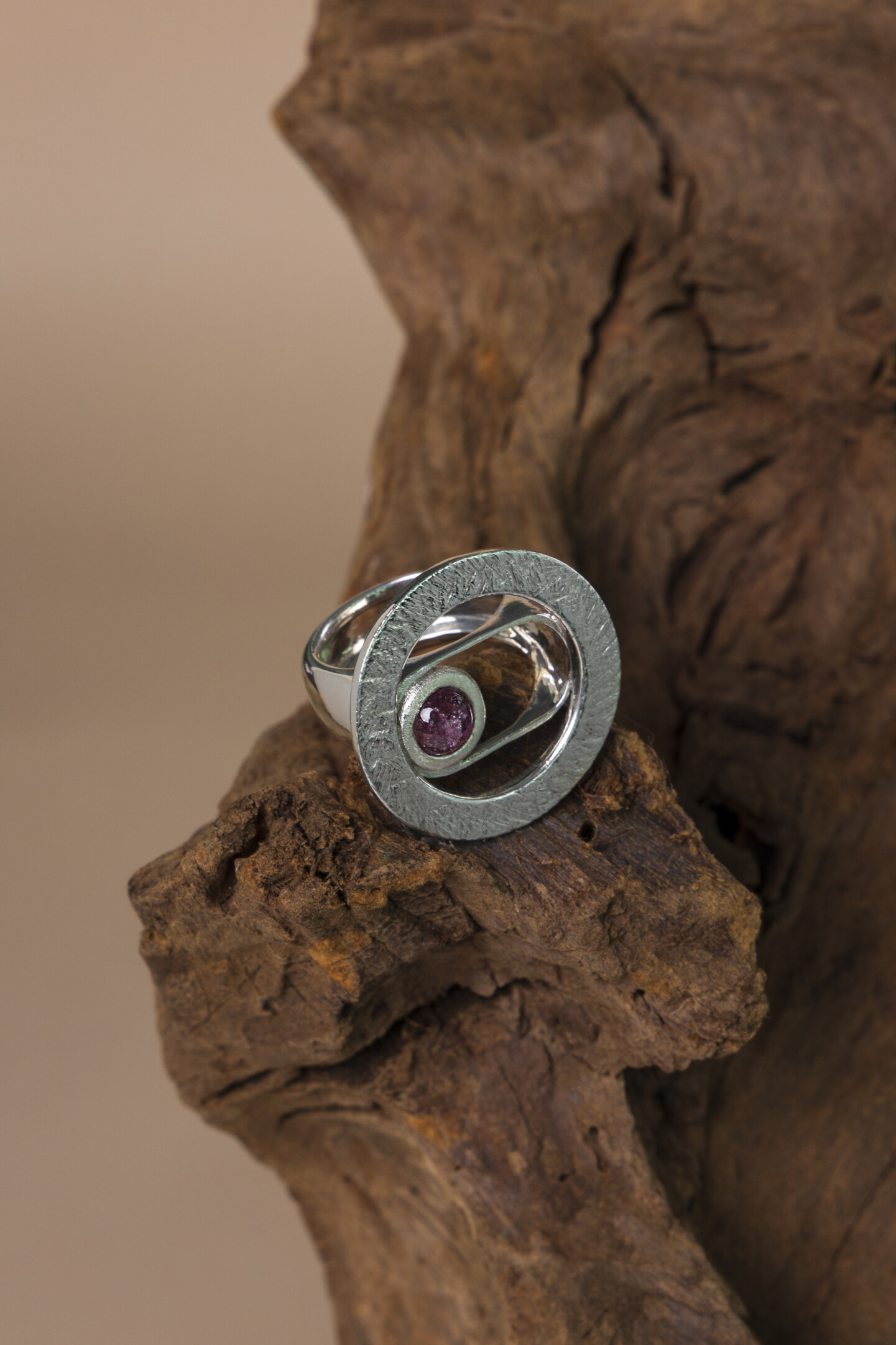 Anello artigianale materico in argento 925 della collezione Seventy con pietra naturale rosa su base in legno.