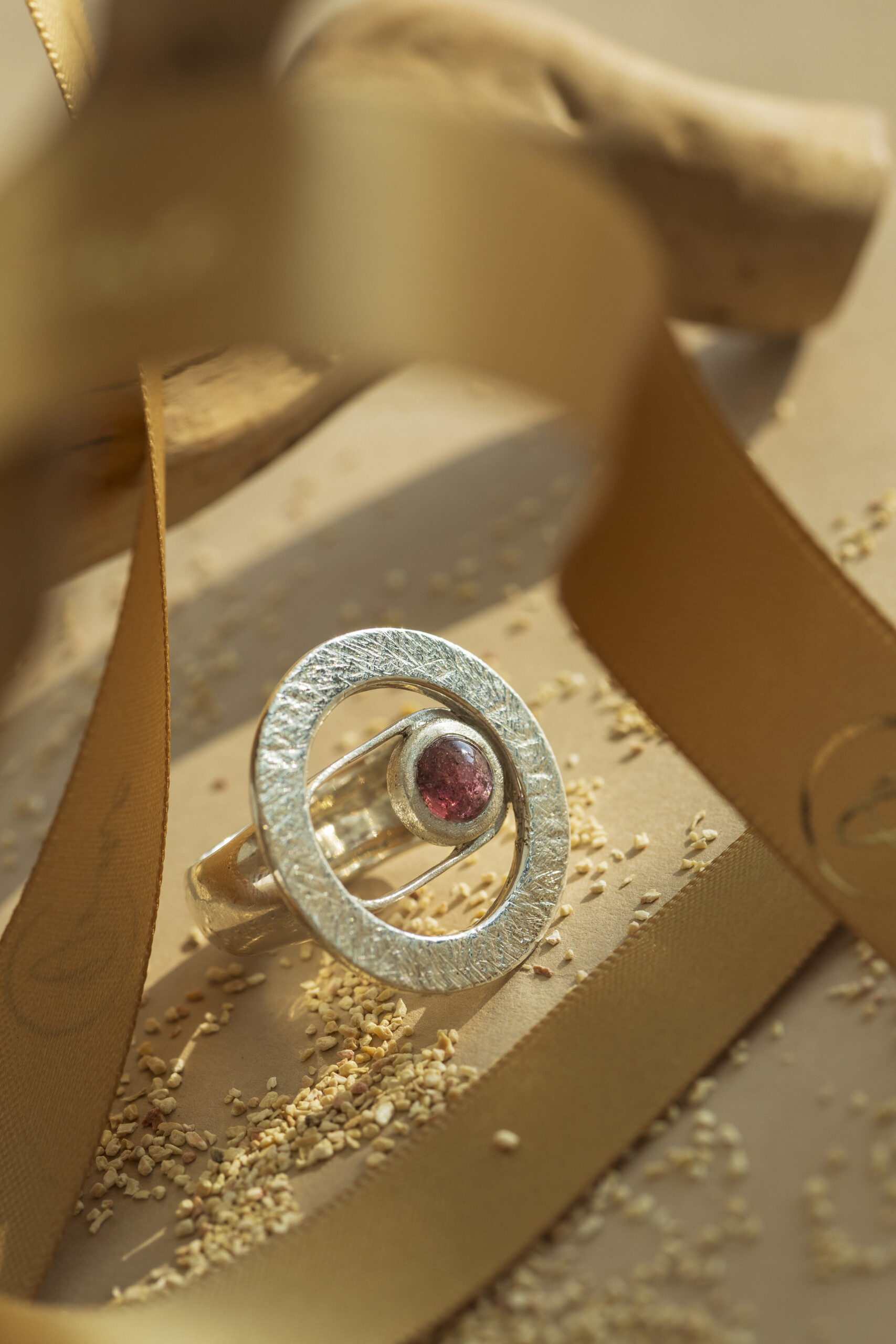 Anello Seventy realizzato con la tecnica della cera persa, gioiello materico di design artigianale con pietra preziosa.