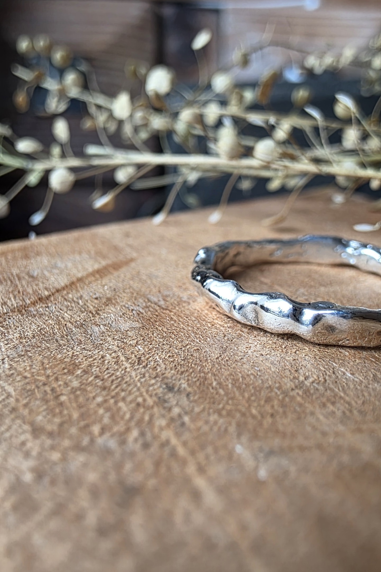 Macro della superficie lucida e sinuosa dell'anello Frammento d'Origine in argento 925