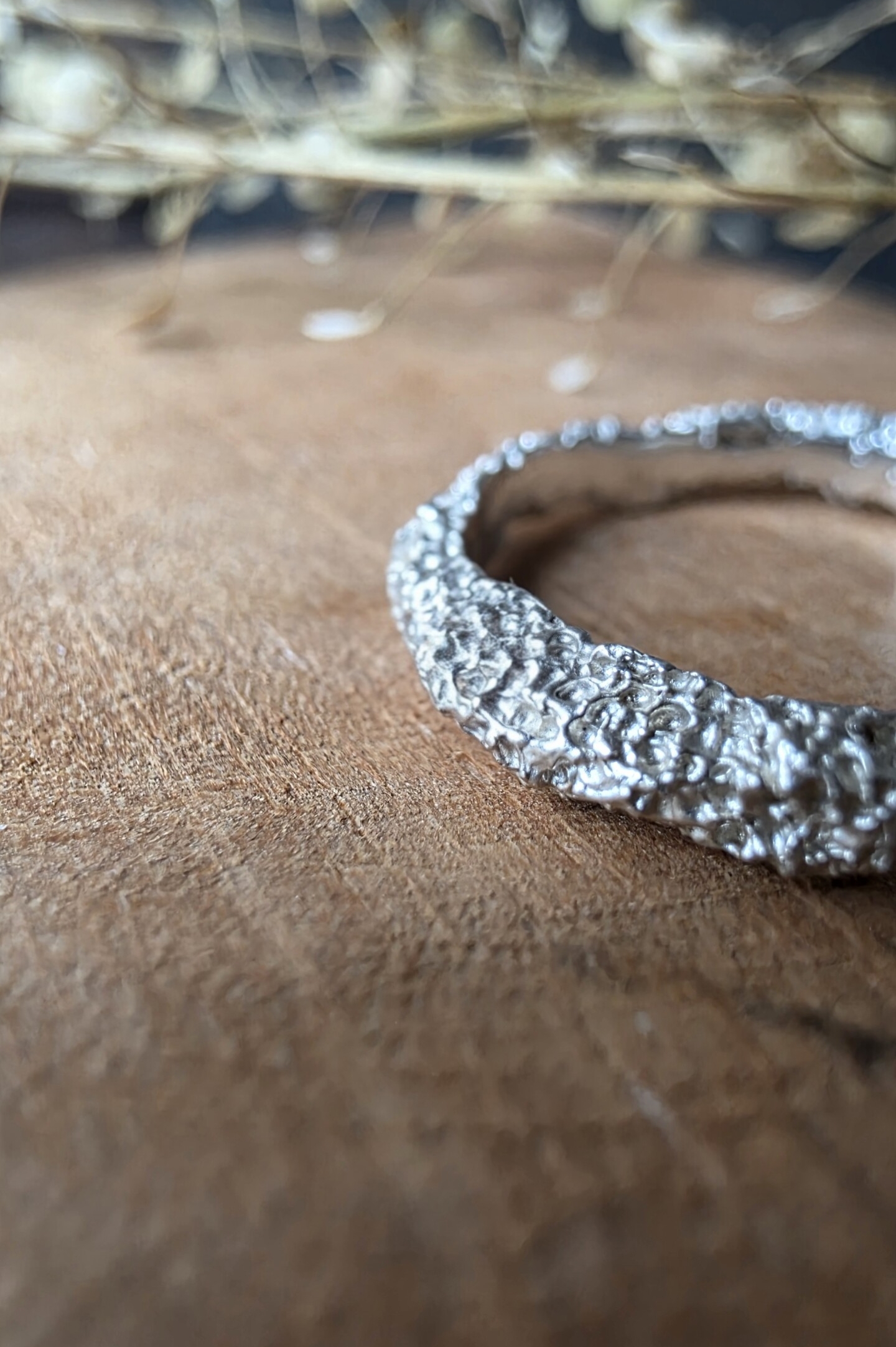 Macro della superficie irregolare e lucida dell'anello Frammento di Roccia in argento.