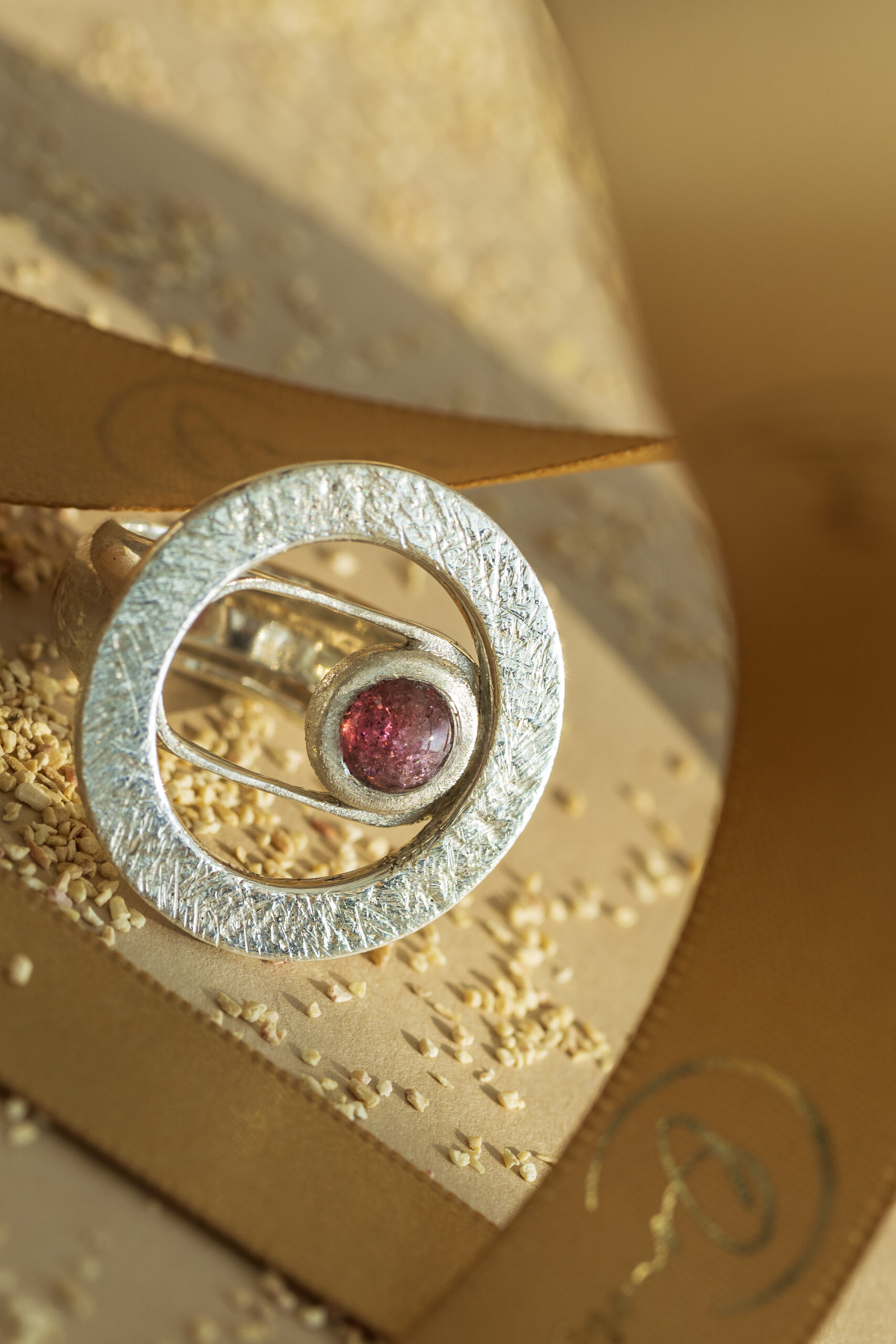 Anello in argento 925 ispirato agli anni 70, pezzo unico del laboratorio orafo Orme con lavorazione materica.