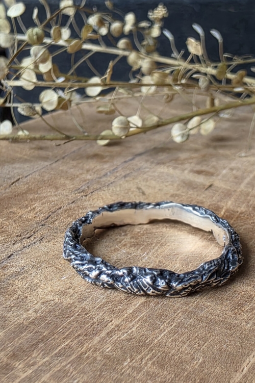 Anello artigianale in argento 925 con brunitura profonda e rilievi lucidi, Collezione Caleidos