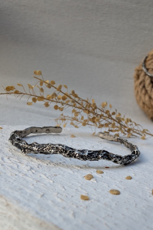 Bracciale alla schiava modello Basalto in argento 925 brunito con texture vulcanica materica, gioiello artigianale Orme.