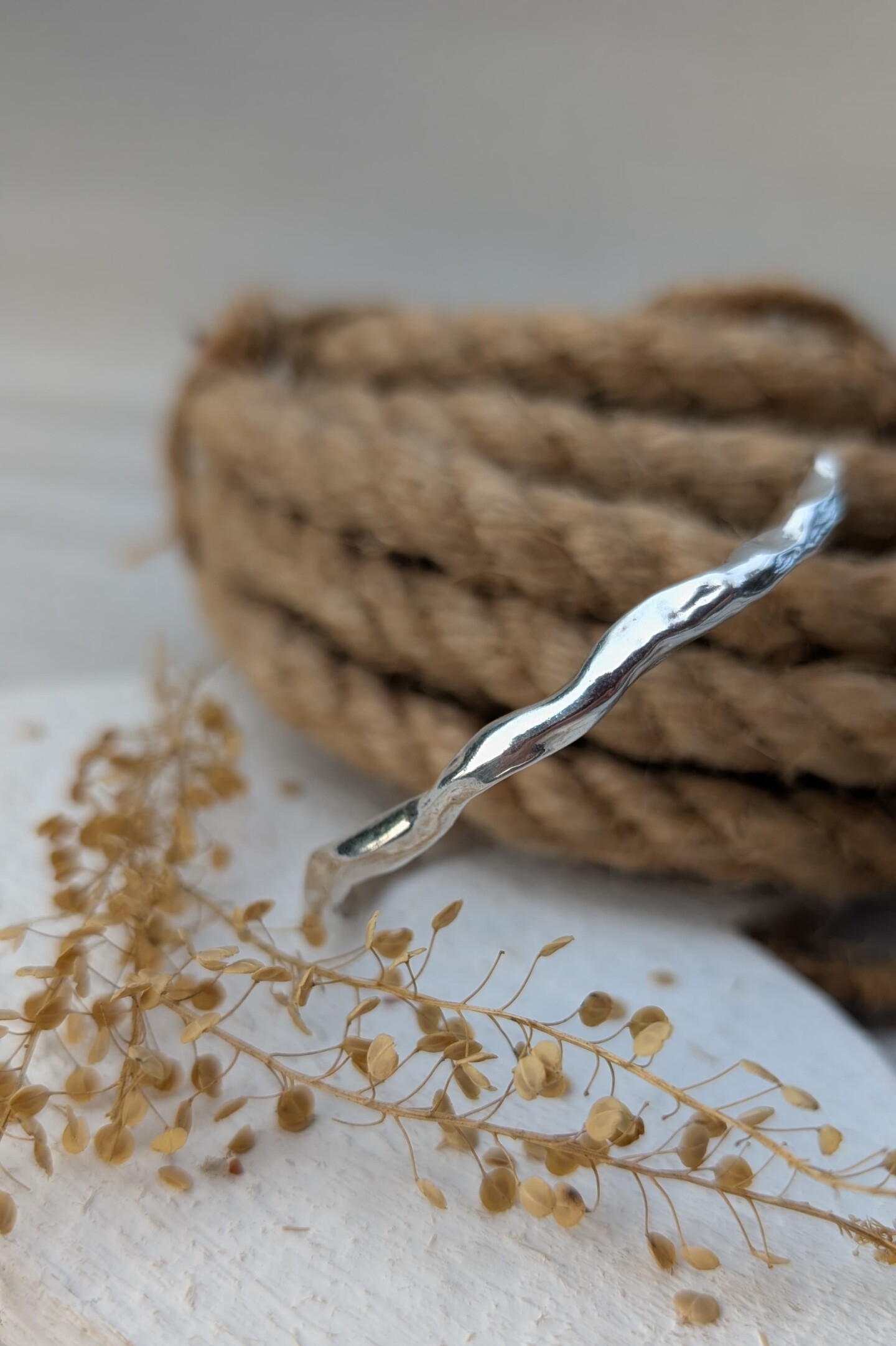 Bracciale alla schiava modello Lava in argento 925 lucido, design sinuoso e sfaccettato che evoca il movimento della lava incandescente.