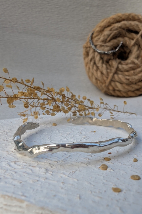 Visione completa del bracciale alla schiava Lava in argento 925 lucido. Un gioiello materico e luminoso ispirato alla natura vulcanica.