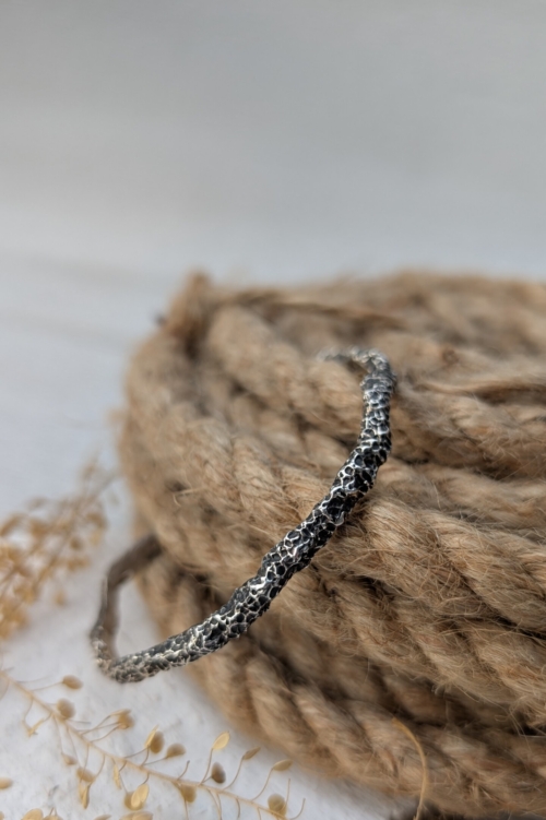 Bracciale Ossidiana della collezione Tephra in argento 925 brunito, pezzo unico realizzato a mano nel laboratorio orafo Orme con tecnica cera persa.