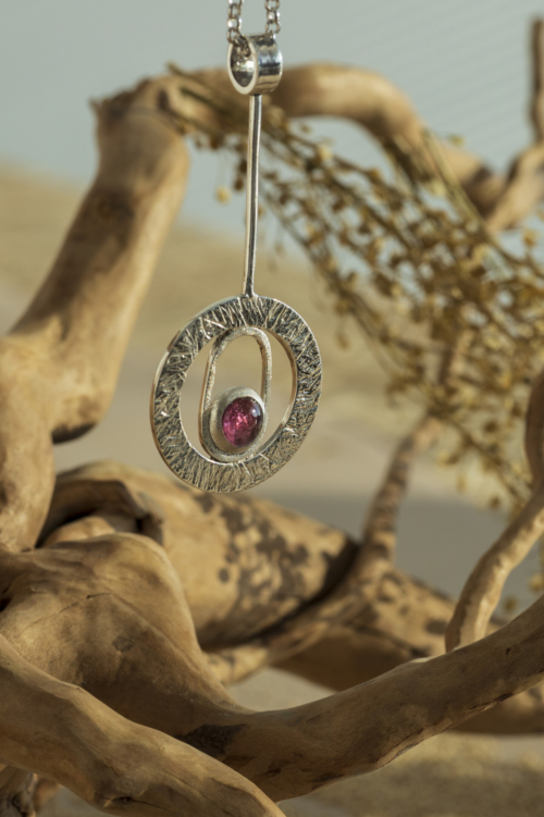 Collana artigianale pezzo unico della collezione Seventy, design anni 70 con finitura materica e pietra naturale.