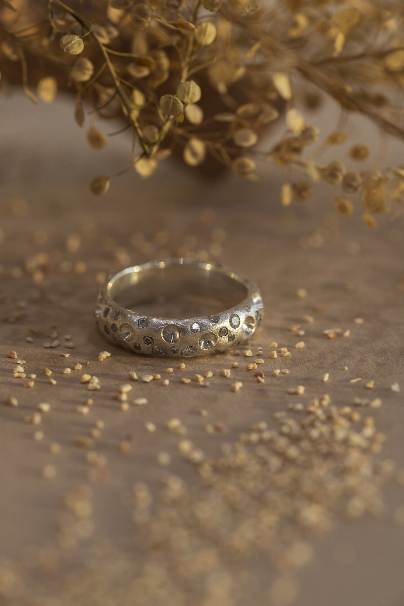 Anello Cratere con zirconi su elementi naturali, un esempio di gioiello materico creato con la tecnica della cera persa.