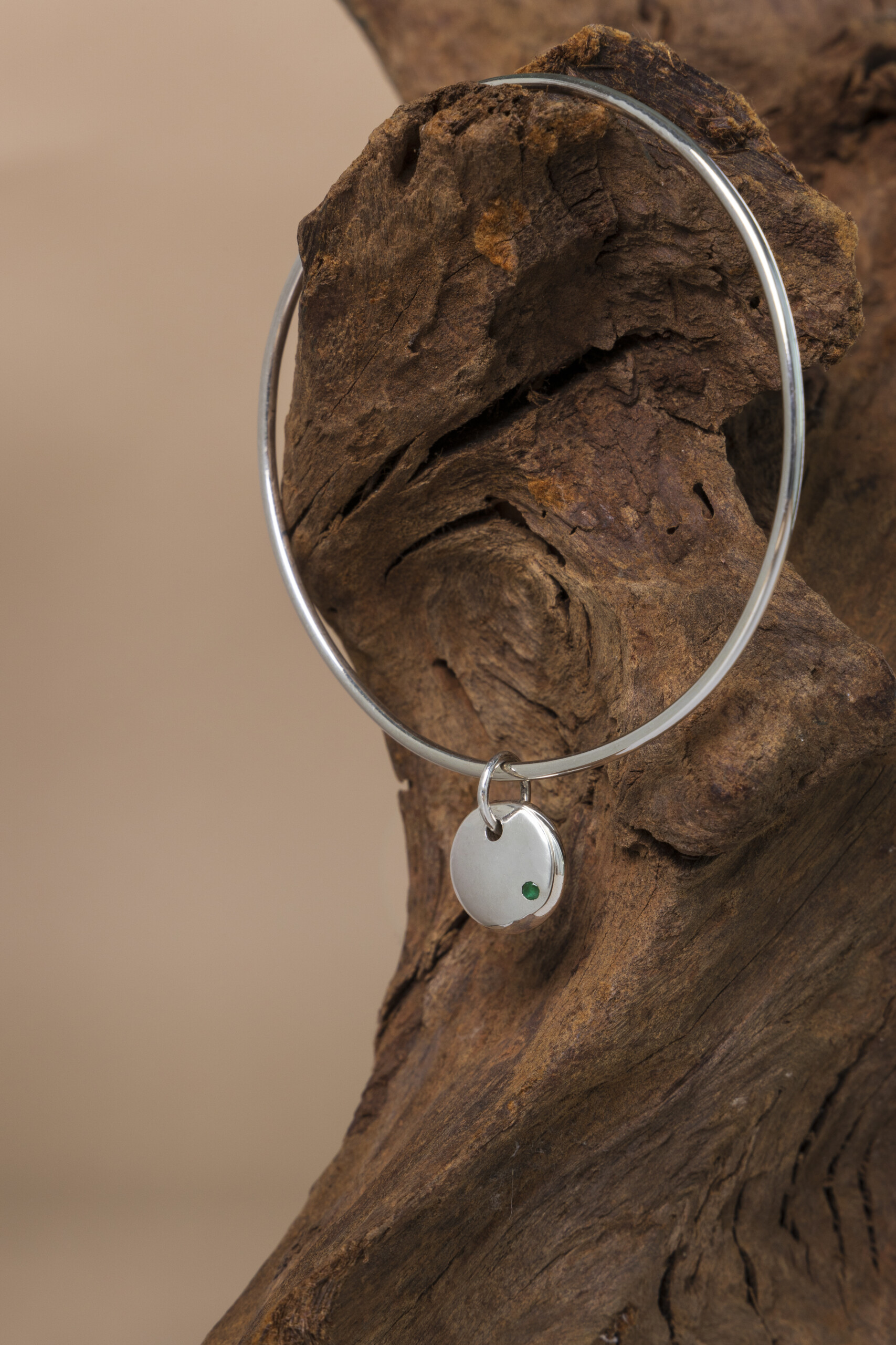 Bracciale rigido minimalista e geometrico con pendente a pepita, realizzato con tecnica fusione a cera persa nel nostro laboratorio orafo e disponibile nell'ecommerce.