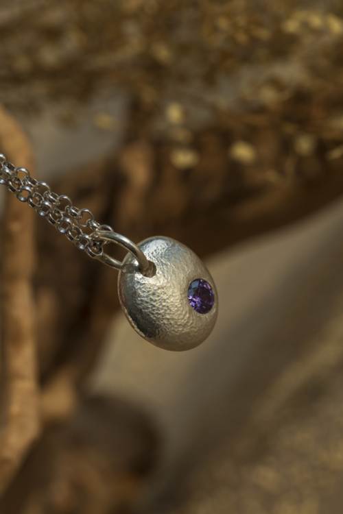 Dettaglio tecnico del castone e della texture martellata della collana Pepita, realizzata a mano nel nostro laboratorio orafo con tecnica a cera persa.