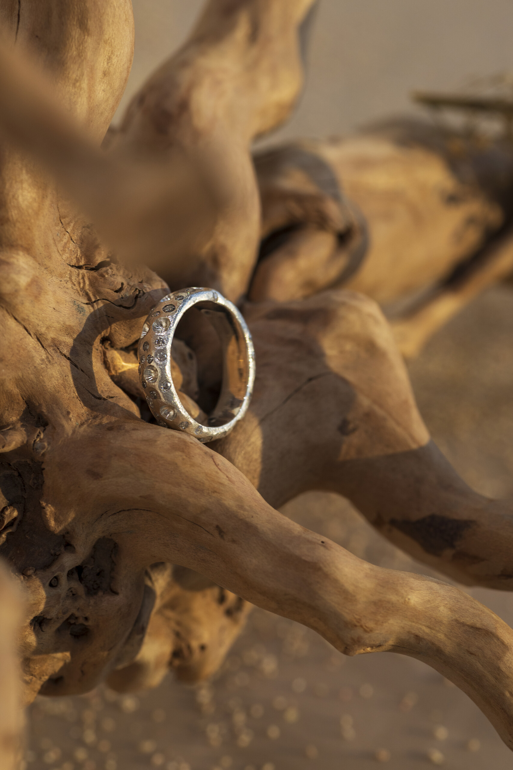 Gioiello unico della collezione Cratere con zirconi lucenti, disponibile in argento o oro 18 ct lucido o satinato